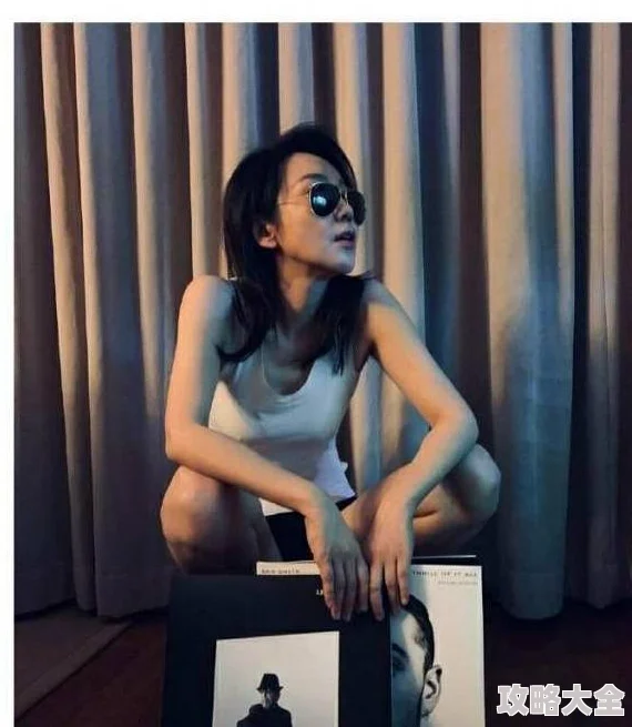 美女打开腿和男生打扑克这是一个误导性的标题，实际是指两人在玩桌游
